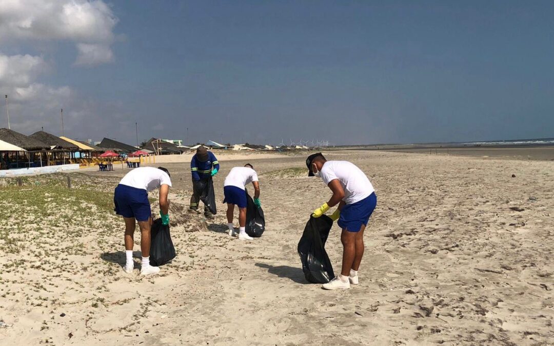 Prefeitura de Luís Correia realiza mutirão de limpeza na praia de Atalaia