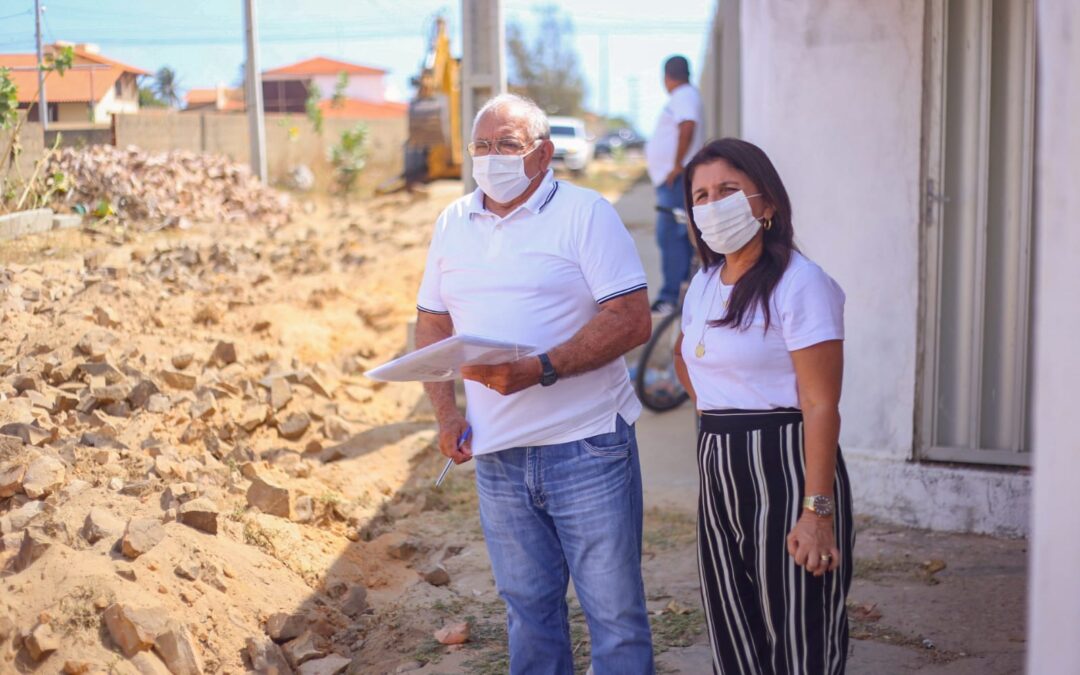 Maninha Fontenele vistoria obras de calçamento no bairro Atalaia