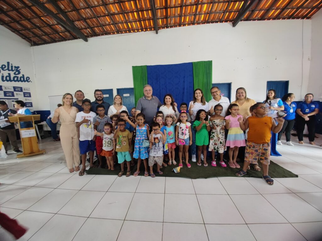 Crianças de Luís Correia recebem óculos da Carretinha da Saúde - Prefeitura  de Luís Correia