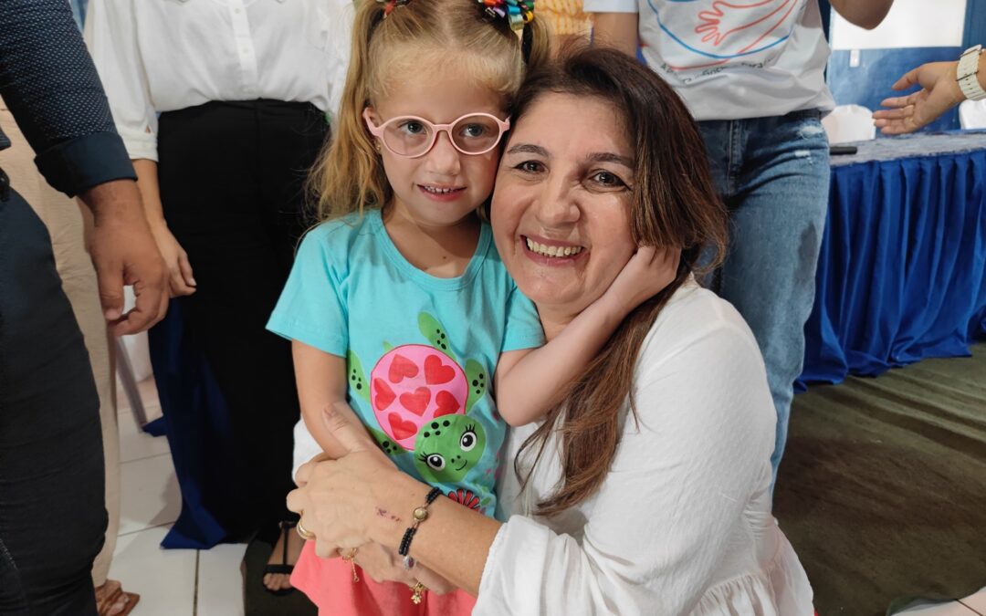 Crianças de Luís Correia recebem óculos da Carretinha da Saúde