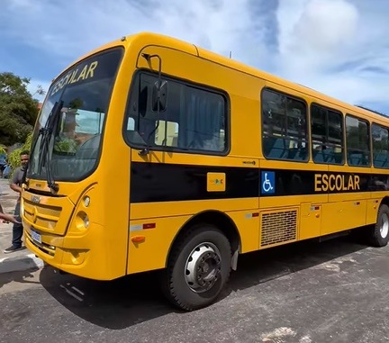 Prefeitura de Luís Correia entrega novo ônibus escolar acessível